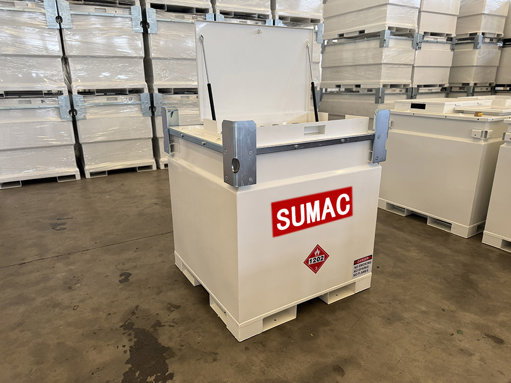 How does the fuel pump in a petrol fuel tank work